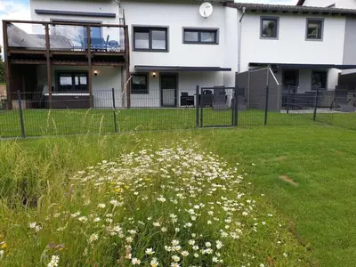 Ein Garten an der Unterkunft Eifel Dream Krausbuche
