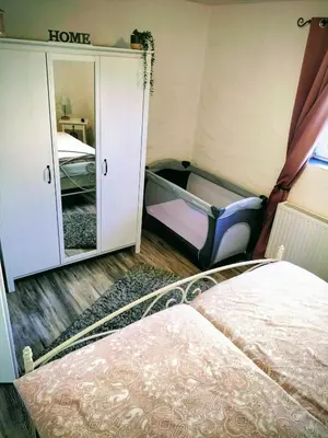 Ein Bett oder Betten in einem Zimmer der Unterkunft Ferienwohnung Schneider