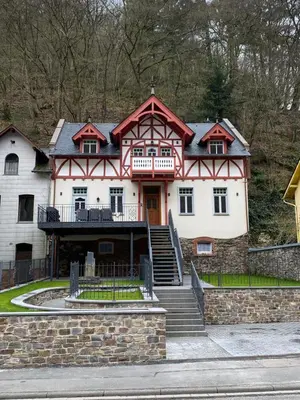 Das Gebäude in dem sich das Ferienhaus befindet