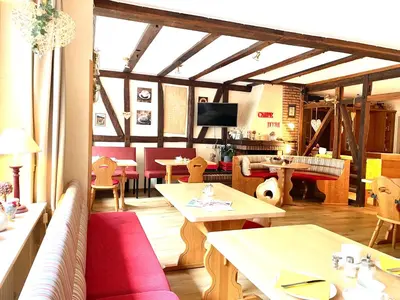 Ein Restaurant oder anderes Speiselokal in der Unterkunft Apartment bei Stenze inklusive kostenlosem regionalem Nahverkehr