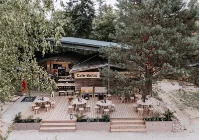 Ein Garten an der Unterkunft destinature Dorf Südeifel