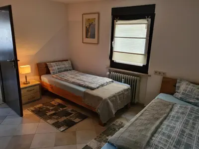 Ein Bett oder Betten in einem Zimmer der Unterkunft Monteurwohnung Fremdenzimmer mit WLAN, Garten, Parkplatz, eigener Terrasse