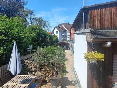 Ein Garten an der Unterkunft Ferienwohnung Mattheiser Weiher