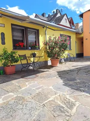 Das Gebäude in dem sich das Ferienhaus befindet