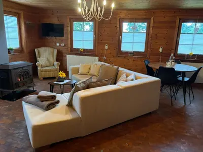 Ein Sitzbereich in der Unterkunft Blockhütte Engeln-Eifel