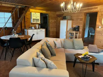 Ein Sitzbereich in der Unterkunft Blockhütte Engeln-Eifel