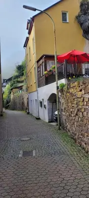 Das Gebäude in dem sich das Ferienhaus befindet