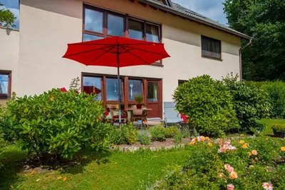 Ein Garten an der Unterkunft Ferienwohnung Zöll-Wedra