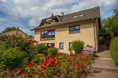 Ein Garten an der Unterkunft Ferienwohnung Zöll-Wedra