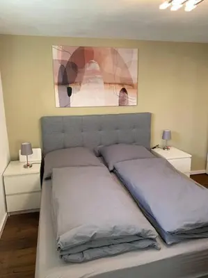 Ein Bett oder Betten in einem Zimmer der Unterkunft Ruhiges Business-Studio I Nähe WHU I WLAN