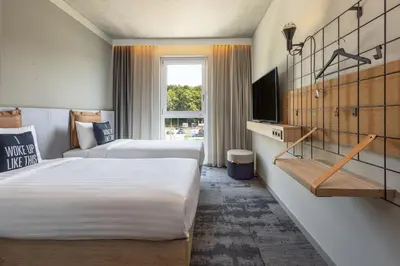 Ein Bett oder Betten in einem Zimmer der Unterkunft Moxy Simmern