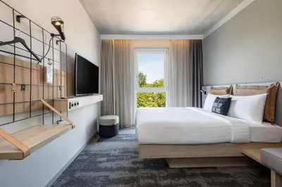 Ein Bett oder Betten in einem Zimmer der Unterkunft Moxy Simmern