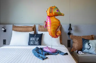 Ein Bett oder Betten in einem Zimmer der Unterkunft Moxy Simmern