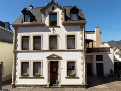 Das Gebäude in dem sich das Ferienhaus befindet