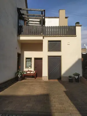 Das Gebäude in dem sich das Ferienhaus befindet
