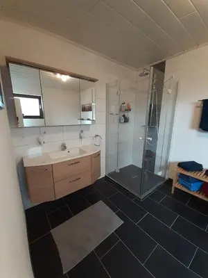 Ein Badezimmer in der Unterkunft Ferienwohnung Terrasse Parkplatz WallBox Nürburgring
