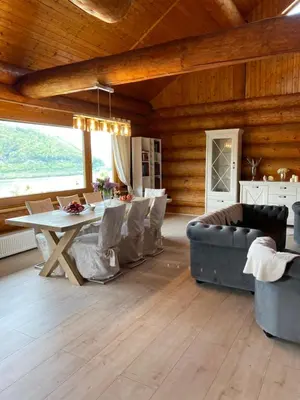 Ein Sitzbereich in der Unterkunft Traumhaftes Blockhaus am Rhein