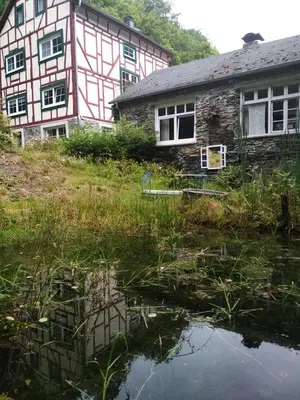Das Gebäude in dem sich das Ferienhaus befindet