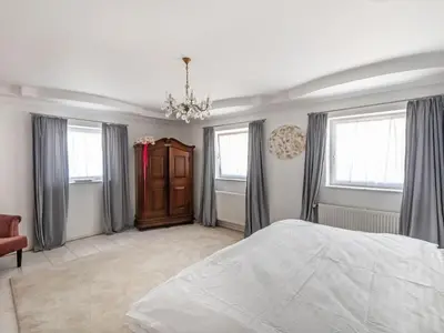 Ein Bett oder Betten in einem Zimmer der Unterkunft Luxurious holiday home with a nice private garden