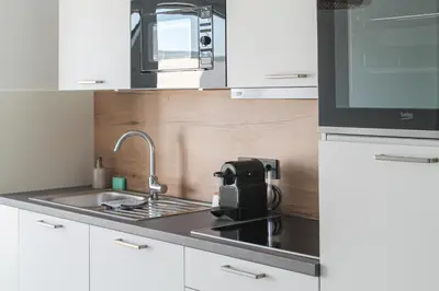 Küche/Küchenzeile in der Unterkunft Buddha Apartment - stadtnah, Balkon, Parkplatz, E-Ladestation für Autos & Fahrräder, Fitnessstudio