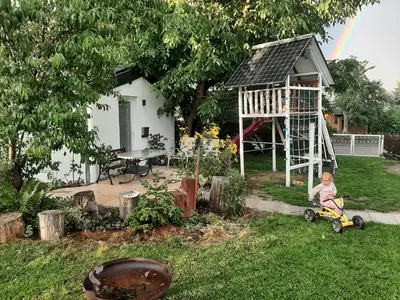 Ein Garten an der Unterkunft Chalet im Spiel- und Obstgarten