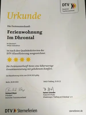 Ein Zertifikat, Auszeichnung, Logo oder anderes Dokument, das in der Unterkunft Ferienwohnung Im Dhrontal ausgestellt ist
