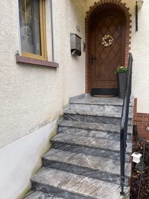 Eine Fassade oder ein Eingang zu Haus Charlotte