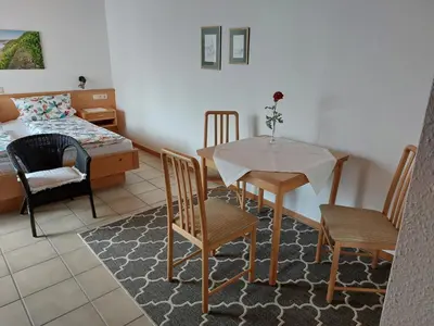 Ein Sitzbereich in der Unterkunft Wein- und Gästehaus Hermes-Hoffmann