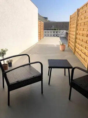 Ein Balkon oder eine Terrasse in der Unterkunft Gemütliches Studio Rosenburgblick in Moselnähe