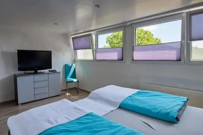 Ein Bett oder Betten in einem Zimmer der Unterkunft Schwarzer Kater Blankenheim