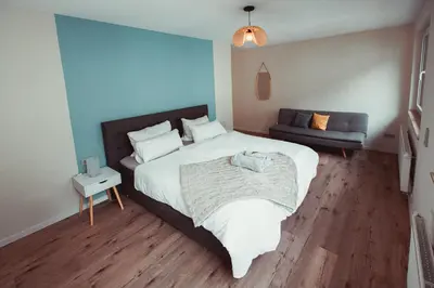 Ein Bett oder Betten in einem Zimmer der Unterkunft Geräumige Mosel-FeWo für die ganze Familie - Große Dachterrasse - Netflix - Waschmaschine & Trockner