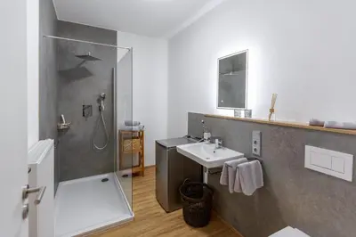 Ein Badezimmer in der Unterkunft Geräumige Mosel-FeWo für die ganze Familie - Große Dachterrasse - Netflix - Waschmaschine & Trockner