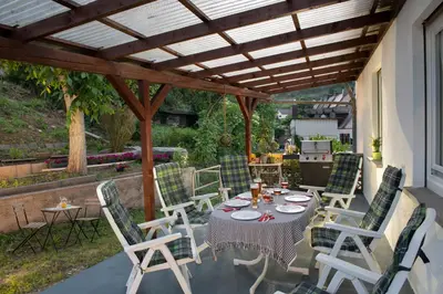 Ein Garten an der Unterkunft Ferienwohnung Burgblick Coraidelstein