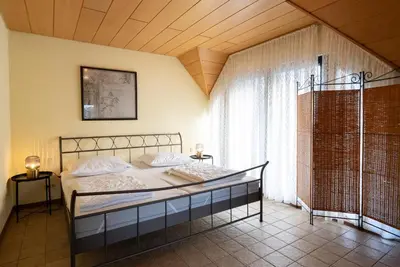 Ein Bett oder Betten in einem Zimmer der Unterkunft Großzügiges Feriendomizil im Herzen von Sankt Aldegund
