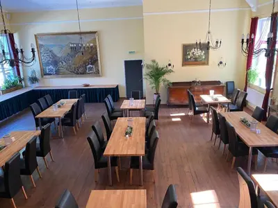 Ein Restaurant oder anderes Speiselokal in der Unterkunft Hotel Blüchertal Bacharach