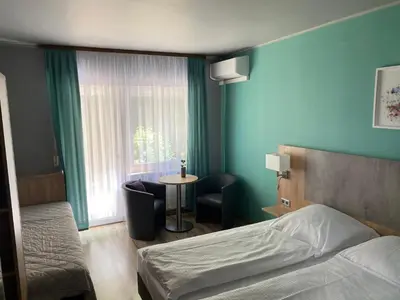 Ein Bett oder Betten in einem Zimmer der Unterkunft Hotel Blüchertal Bacharach