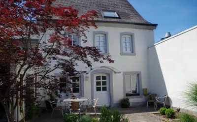Das Gebäude in dem sich das Ferienhaus befindet