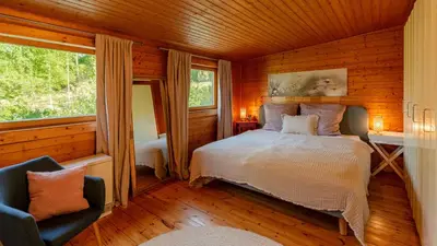 Ein Bett oder Betten in einem Zimmer der Unterkunft Blockhaus Eifelsteig w/ Kamin Garten & Feuerstelle
