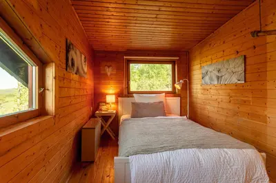 Ein Bett oder Betten in einem Zimmer der Unterkunft Blockhaus Eifelsteig w/ Kamin Garten & Feuerstelle