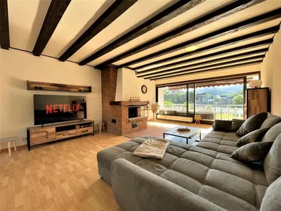 TV/Unterhaltungsangebot in der Unterkunft Traumaussicht Moselblick Kamin Balkon Burgblick 65 Zoll TV Waipu Lindenplatz