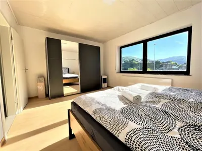 Ein Bett oder Betten in einem Zimmer der Unterkunft Traumaussicht Moselblick Kamin Balkon Burgblick 65 Zoll TV Waipu Lindenplatz