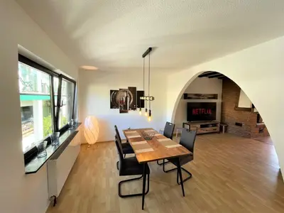 Ein Sitzbereich in der Unterkunft Traumaussicht Moselblick Kamin Balkon Burgblick 65 Zoll TV Waipu Lindenplatz