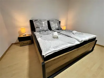 Ein Bett oder Betten in einem Zimmer der Unterkunft Traumaussicht Moselblick Kamin Balkon Burgblick 65 Zoll TV Waipu Lindenplatz