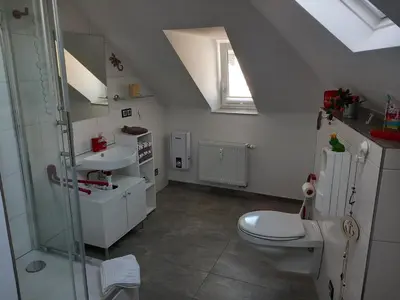 Ein Badezimmer in der Unterkunft Ferienwohnung im roten Haus, die Therme ist fußläufig in 350m zu erreichen