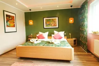 Ein Bett oder Betten in einem Zimmer der Unterkunft Ferienwohnung Maar-Idyll