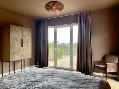 Ein Bett oder Betten in einem Zimmer der Unterkunft LuxApart Eifel mit privater Sauna