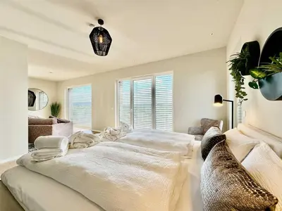 Ein Bett oder Betten in einem Zimmer der Unterkunft LuxApart Eifel mit privater Sauna