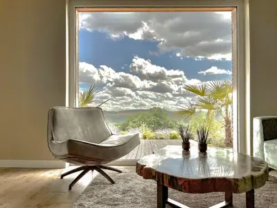 Ein Sitzbereich in der Unterkunft LuxApart Eifel mit privater Sauna