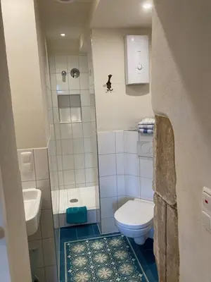 Ein Badezimmer in der Unterkunft Napoleonzimmer / Studio