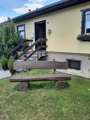 Das Gebäude in dem sich das Ferienhaus befindet